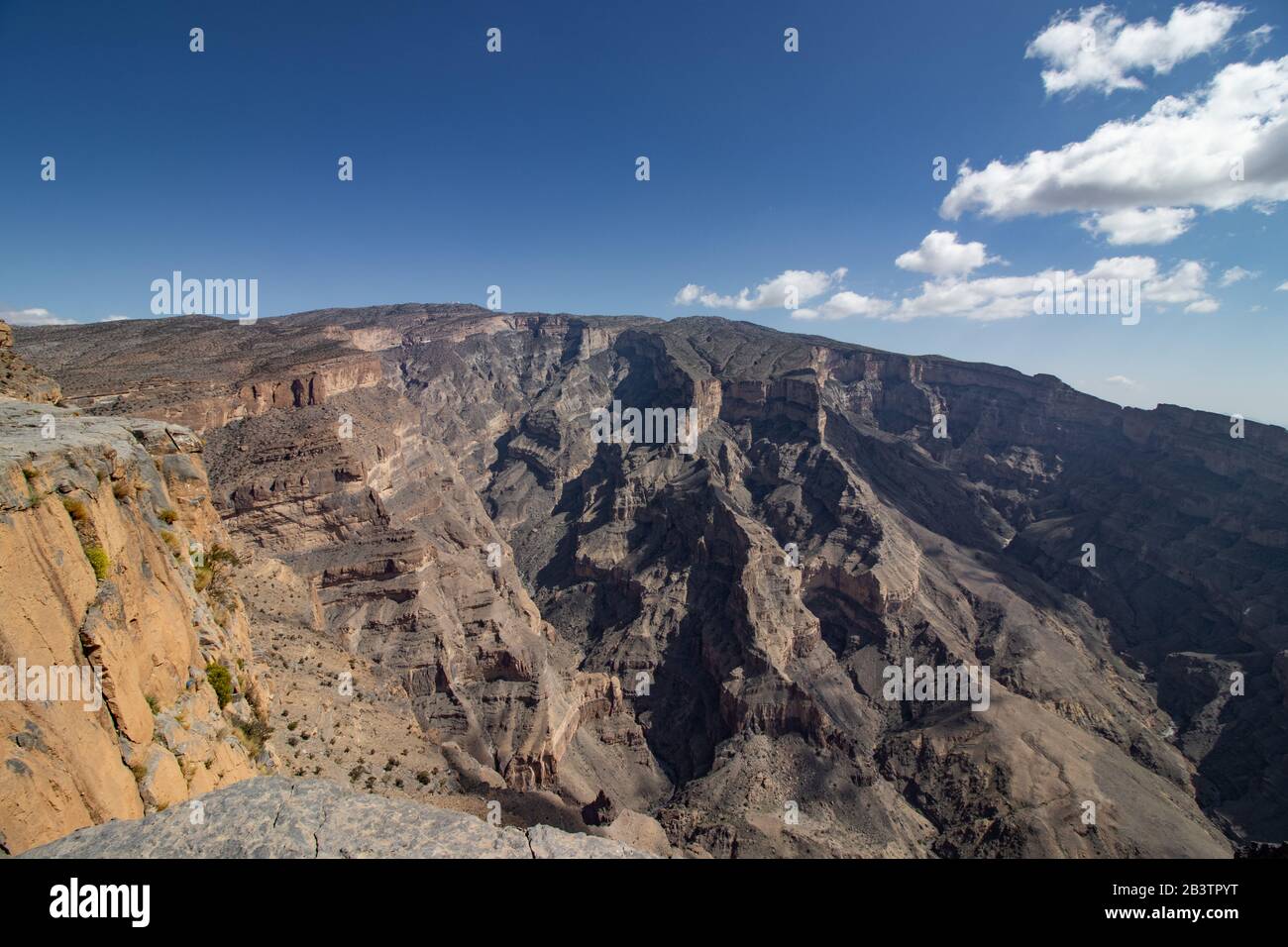 Schöner Blick entlang der Klippe von Jabal Shams bei Nizwa im Oman Stockfoto