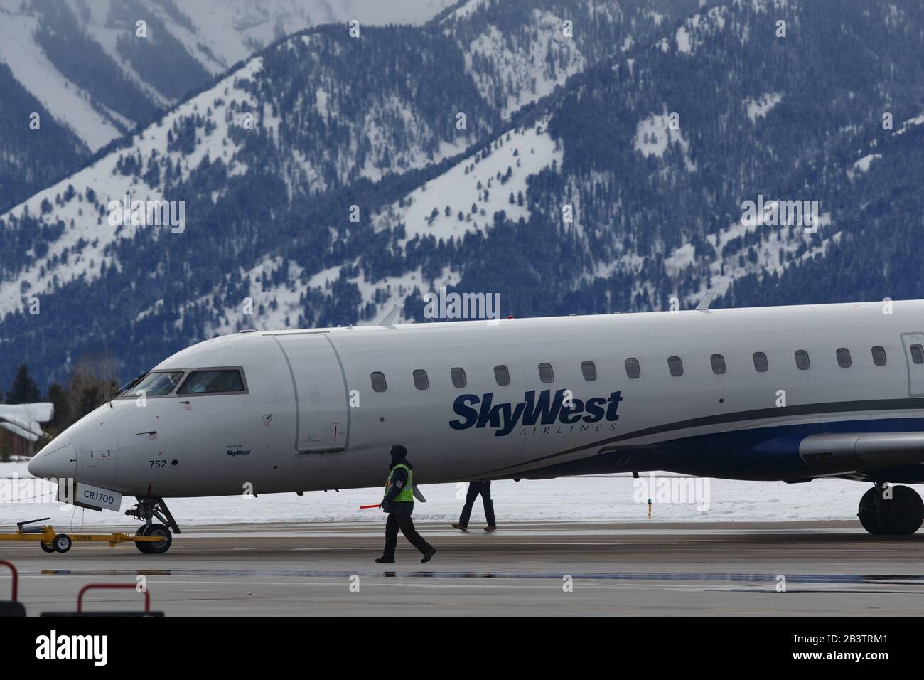 JACKSON, WY. - 1. März 2020. Ein SkyWest Flugzeug am Jackson Hole Airport. Laut der International Air Transport Association sind die globalen Fluggesellschaften mA Stockfoto