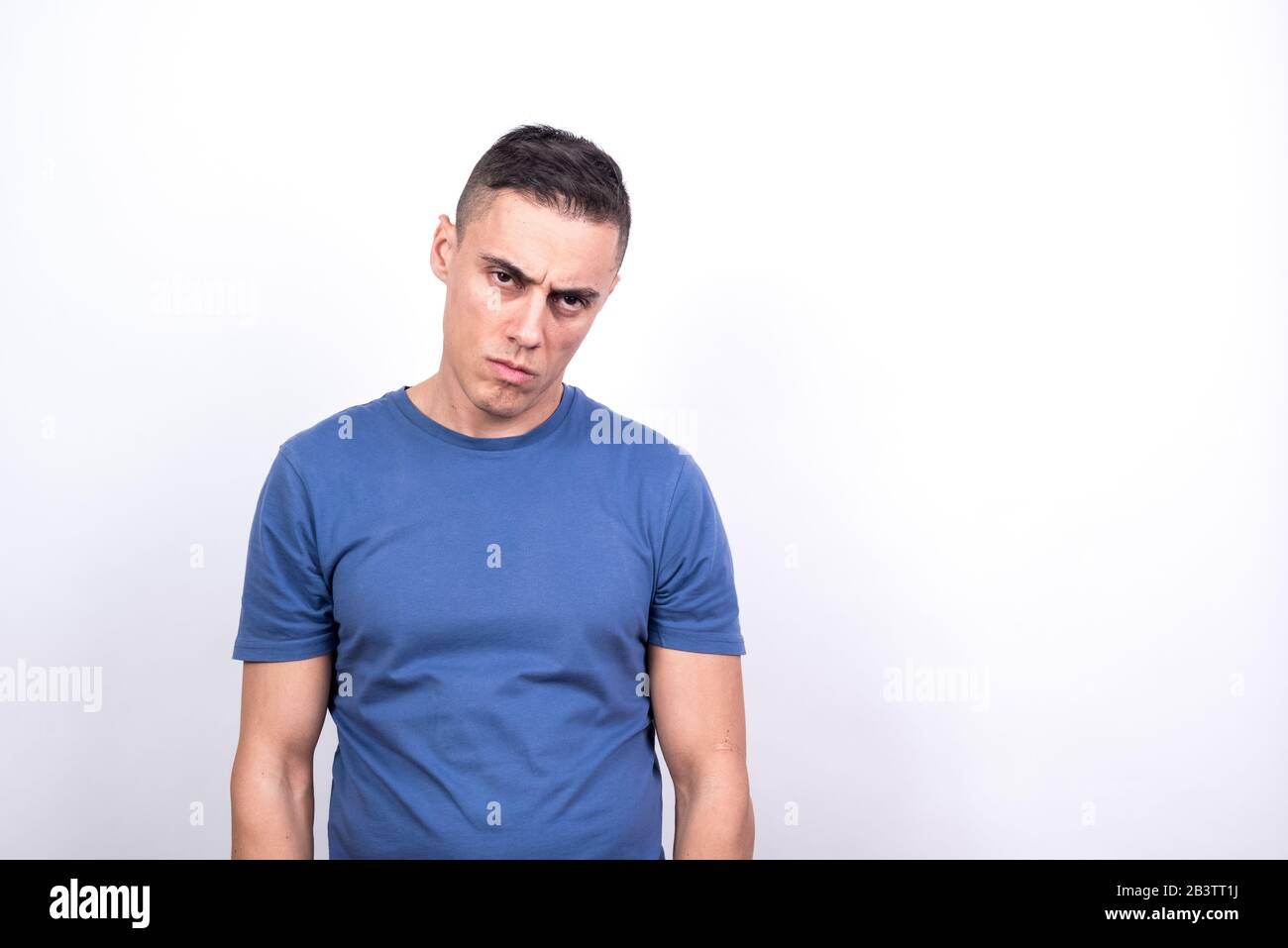 Gelangweilter Mann auf weißem Hintergrund, mittlerer Schuss Stockfoto