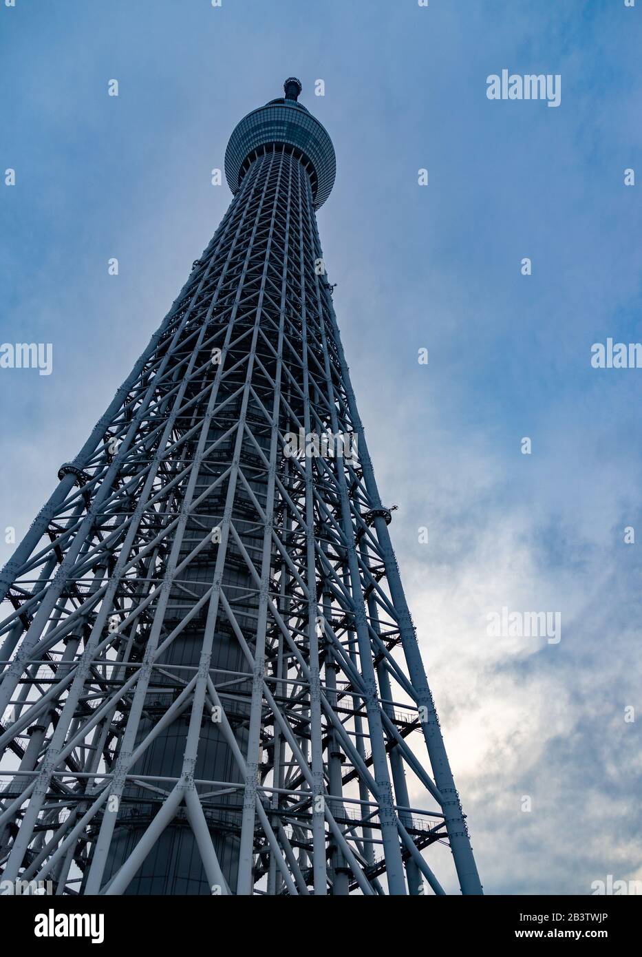 Ein Bild des Tokyo Skytree, wie von unten zu sehen. Stockfoto