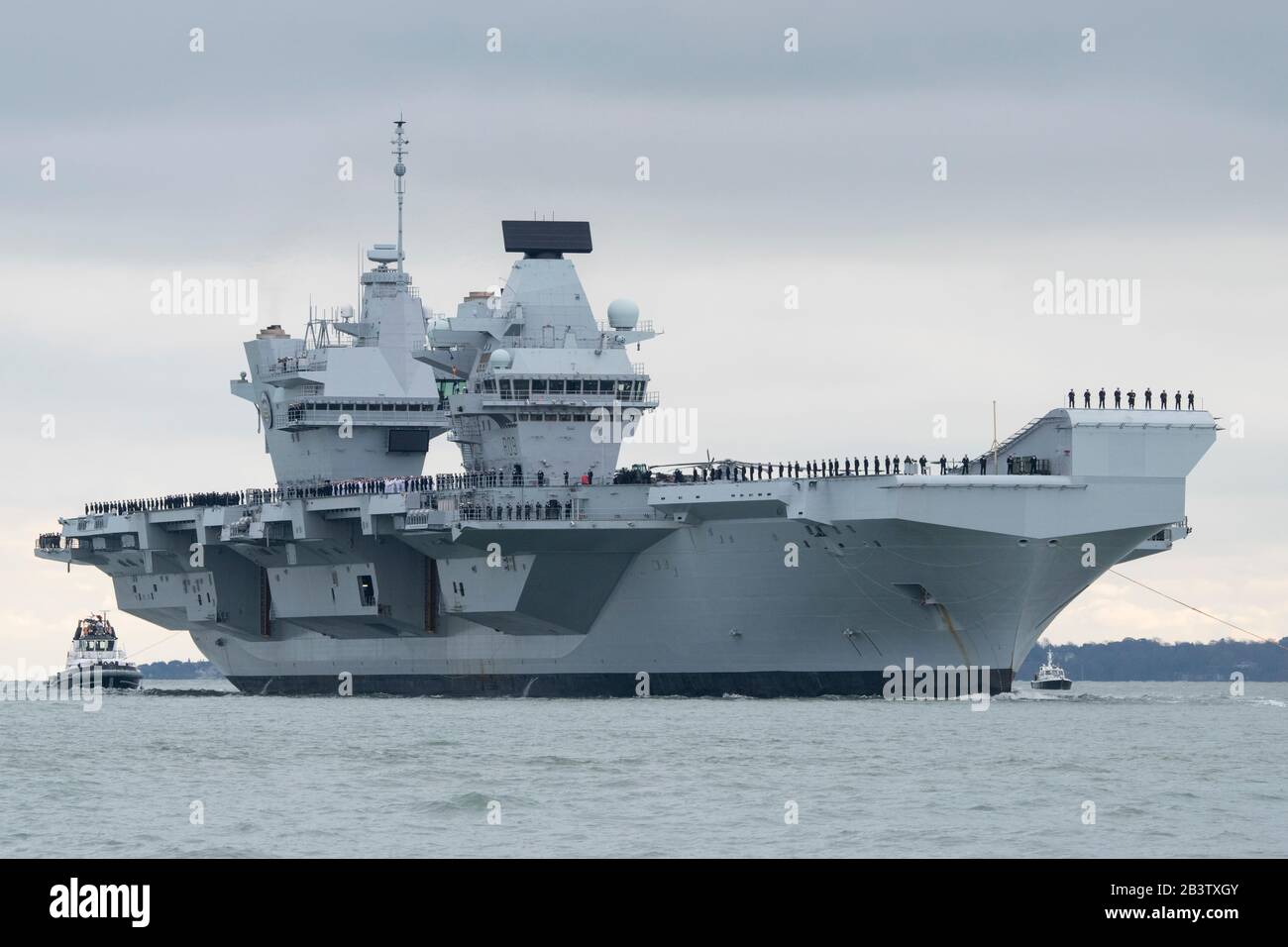 Die "HMS Prince of Wales" kehrt nach Portsmouth Harbor, Großbritannien zurück Stockfoto