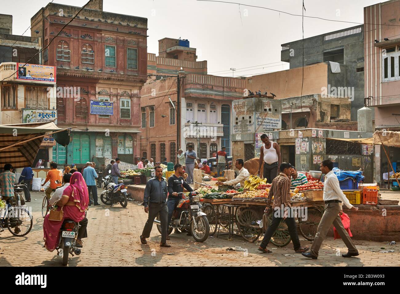 Bunte gekleidete Menschen am Marktstand mit Obst und Gemüse in Bikaner, Rajasthan, Indien Stockfoto