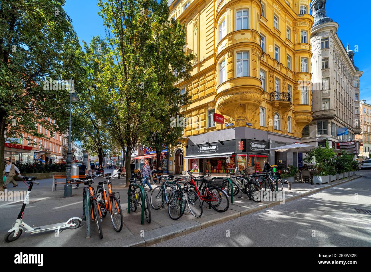 Fahrräder auf der schmalen Straße und typische historische Gebäude in der Wiener Altstadt - Hauptstadt und größte Stadt Österreichs. Stockfoto