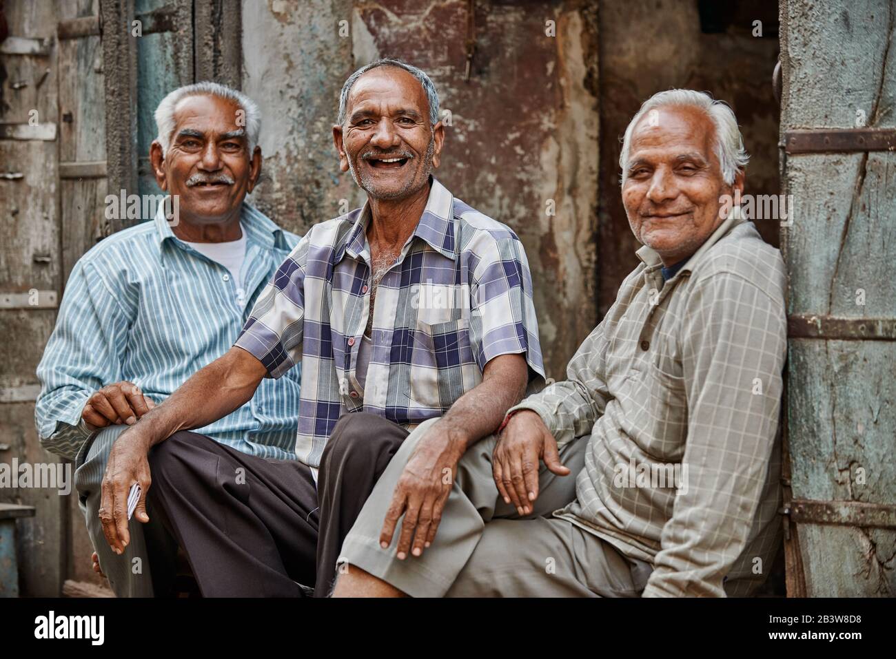 Porträt von drei indischen Männern, die auf der Straße sitzen, Bikaner, Rajasthan, Indien Stockfoto