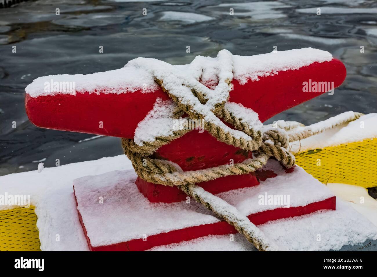 Dock Clock mit Linie, die ein Fischerboot in Bay Bulls entlang der Avalon Halbinsel in Neufundland, Kanada, bindet Stockfoto