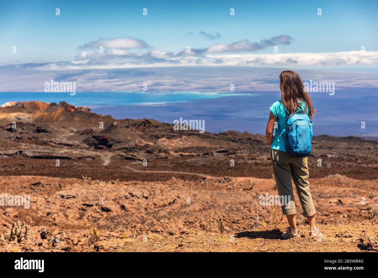 Galapagos Tourist auf Abenteuerwandern mit Blick auf den Vulkan Sierra Negra auf der Insel Isabela. Frau auf der Wanderung, die berühmte Sehenswürdigkeiten und Touristenattraktionen, Galapagos Inseln Ecuador, besucht Stockfoto