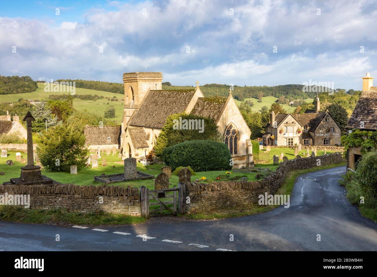 Morgendliches Sonnenlicht über die St Barnabas Church und das Cotswold Dorf Snowshill, Gloucestershire, England, Großbritannien Stockfoto