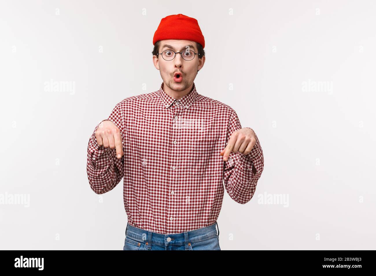 Taille-up-Porträt begeistert und überrascht amüsante kaukasische Hüfte in  Mütze und Brille, die jemandem erzählt, was er im Online-Shop gefunden hat  Stockfotografie - Alamy