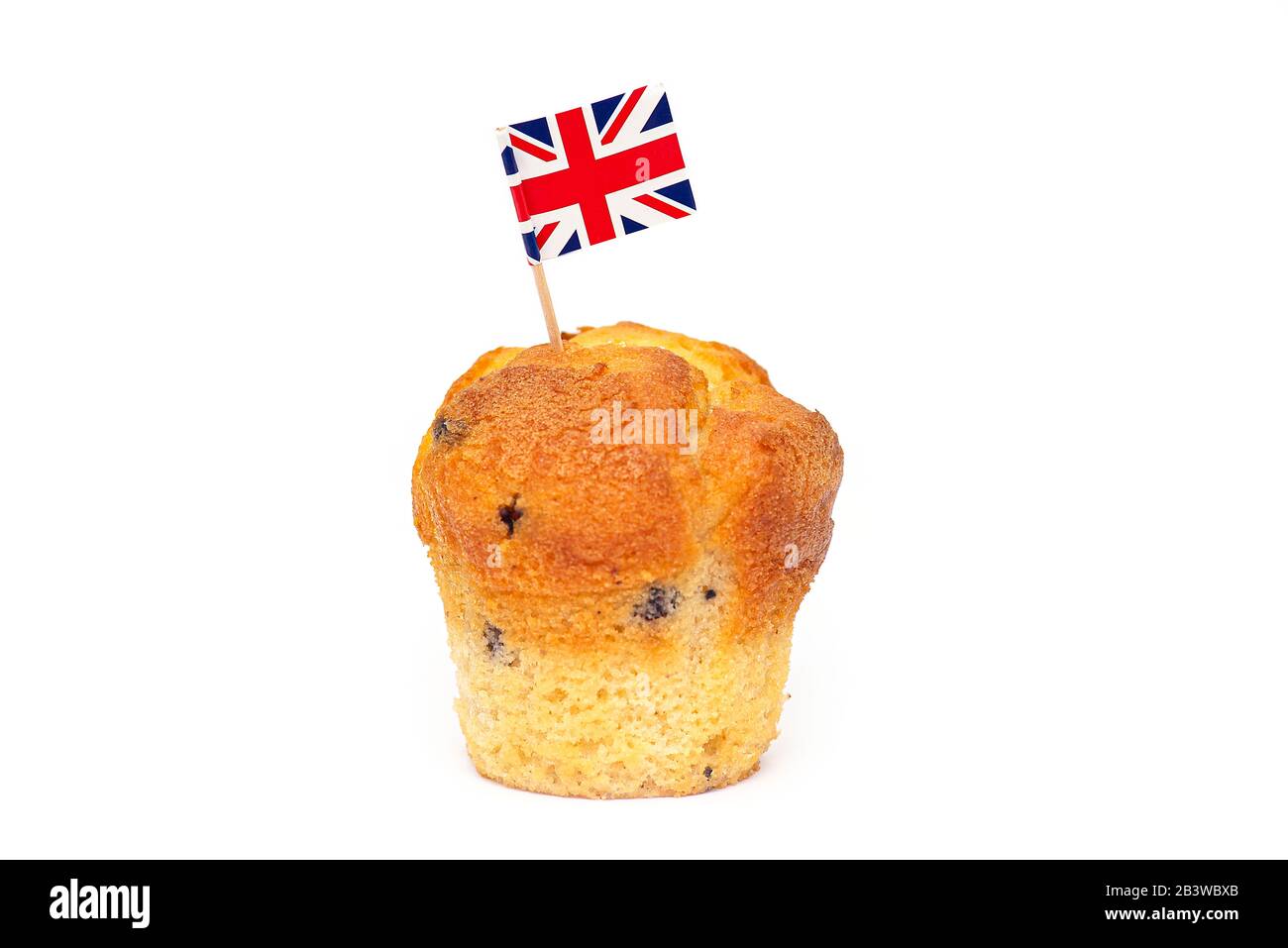 Cupcake mit britischer Flagge auf Zahnstocher isoliert auf weißem Hintergrund, Konzeptbild Stockfoto