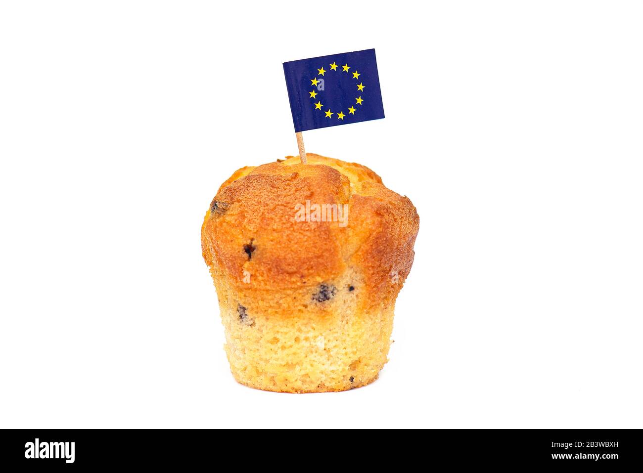 Cupcake mit EU-Flagge auf Zahnstocher isoliert auf weißem Hintergrund, Konzeptbild Stockfoto