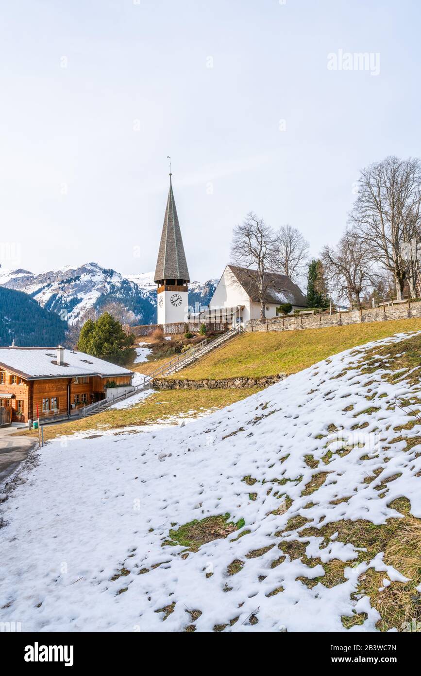 Eine evangelische Kirche in einem Schweizer Alpendorf Wengen im Berner Oberland. Schweiz Stockfoto