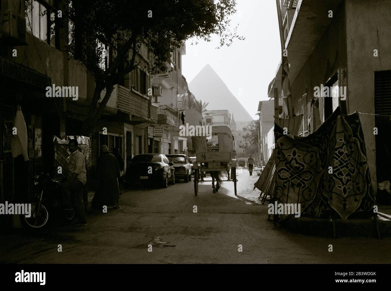 Schwarz-Weiß-Reisefotografie - der Bezirk von Gizeh und die große Pyramide Cheops oder Khufu in Gizeh Kairo in Ägypten in Nordafrika Mittlerer Osten Stockfoto