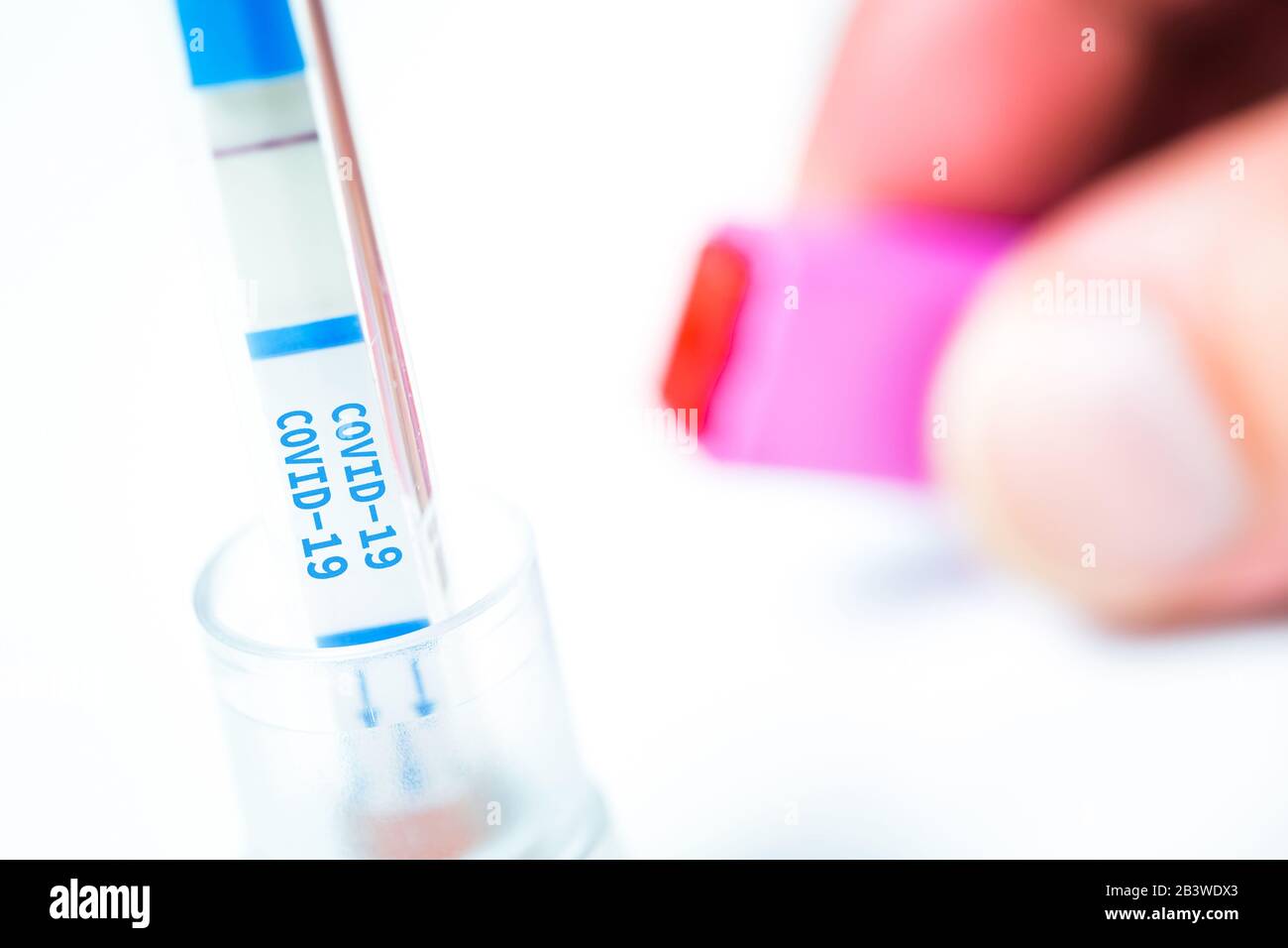 Simulation eines Kovid-19- oder Coronavirus-Screening-Selbsttests auf weißem Hintergrund Stockfoto