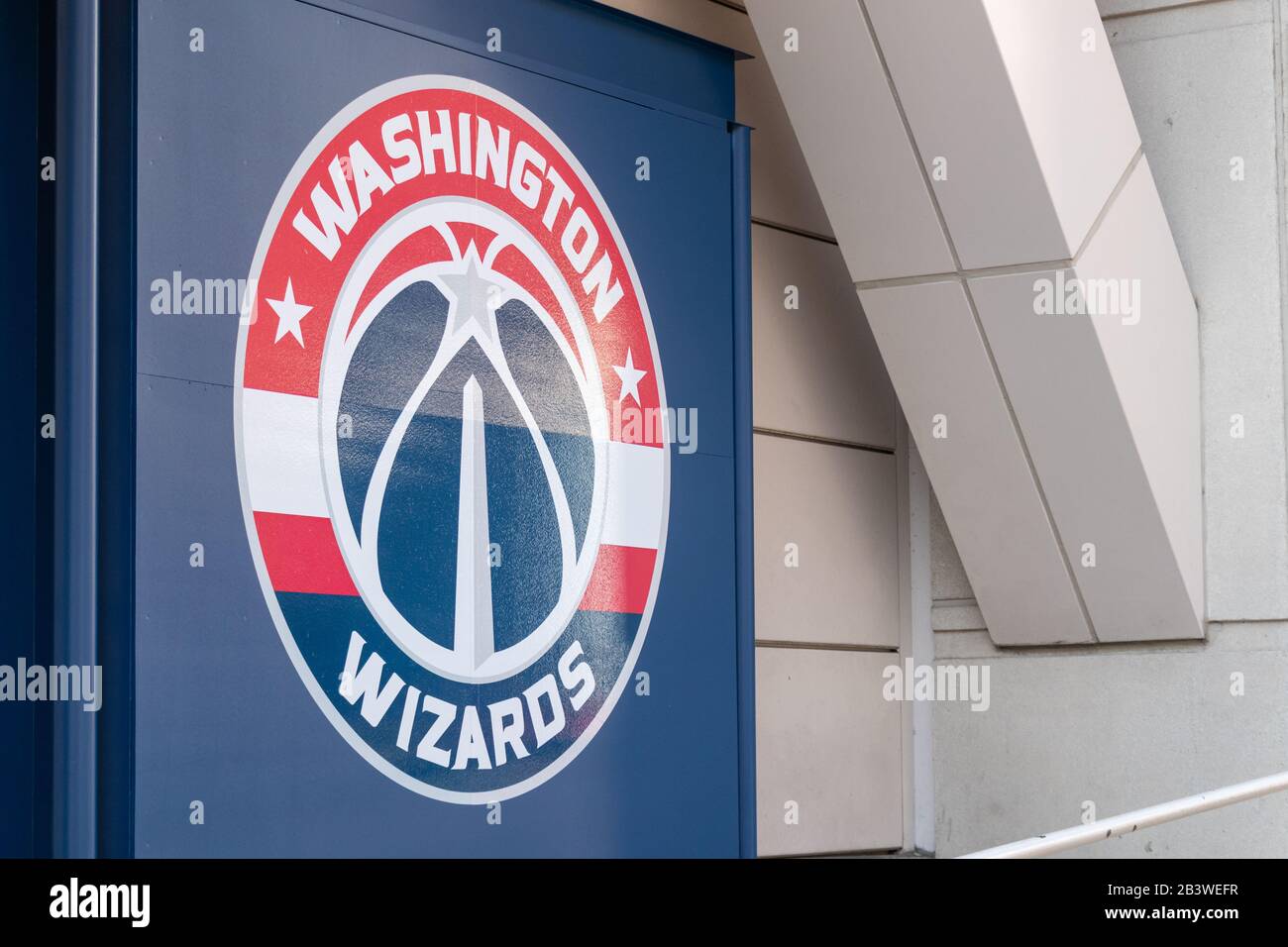 Die Washington Wizards, NBA-Team-Logo auf der Seite ihres Heimstadion Capital One Arena in der Innenstadt von Washington D.C. Stockfoto