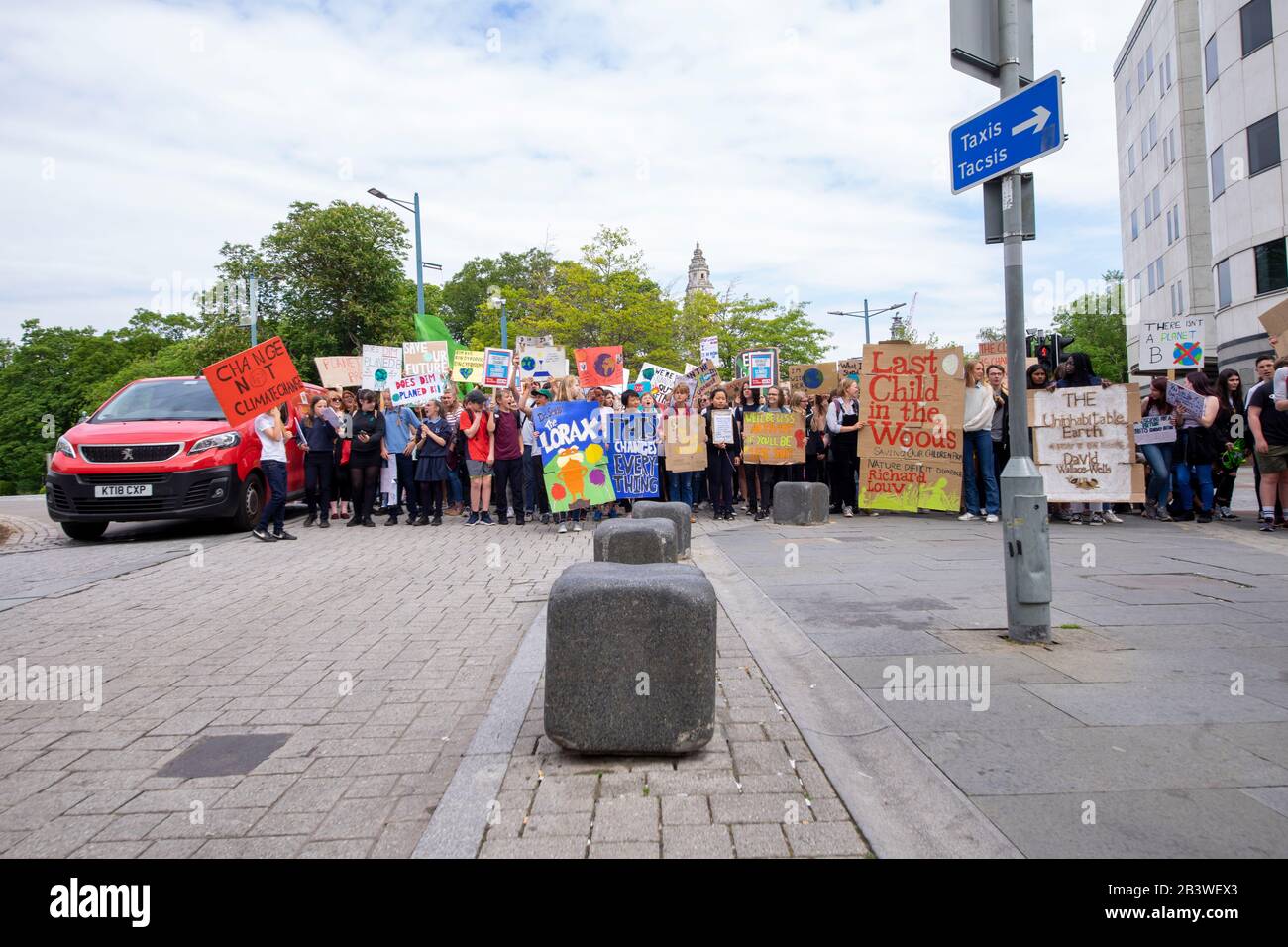 Cardiff, Wales - 24. Mai 2019: Kinder protestieren auf der Straße in Cardiff gegen den Klimawandel. Stockfoto
