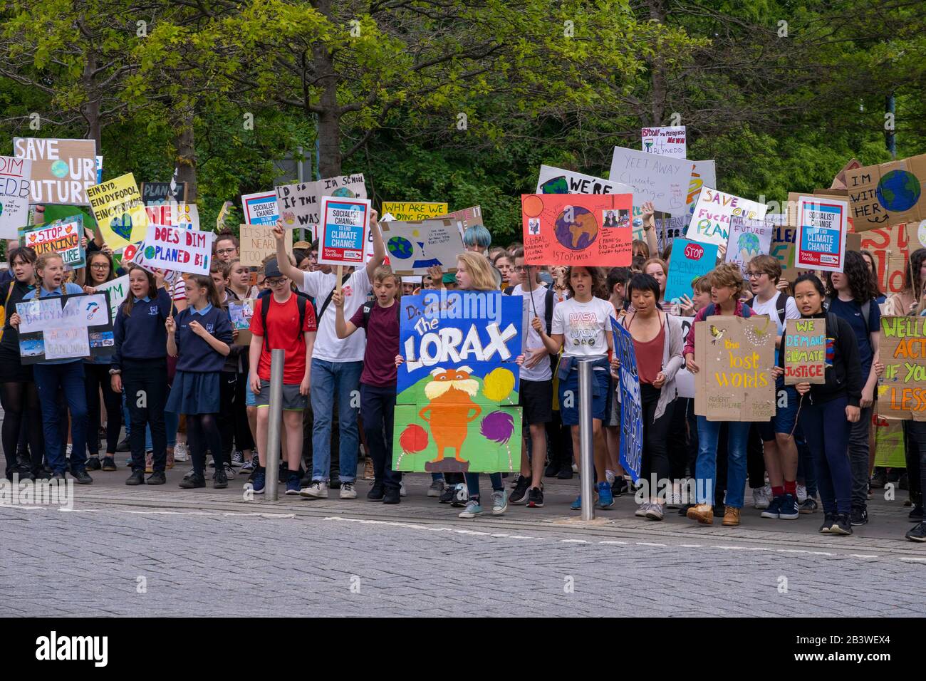 Cardiff, Wales - 24. Mai 2019: Kinder protestieren auf der Straße in Cardiff gegen den Klimawandel. Stockfoto