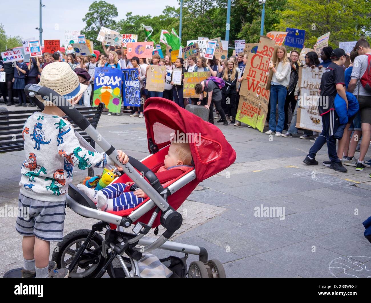 Cardiff, Wales - 24. Mai 2019: Kleinkinder und Babys, die Kinder beobachten, protestieren auf der Straße in Cardiff gegen den Klimawandel. Stockfoto