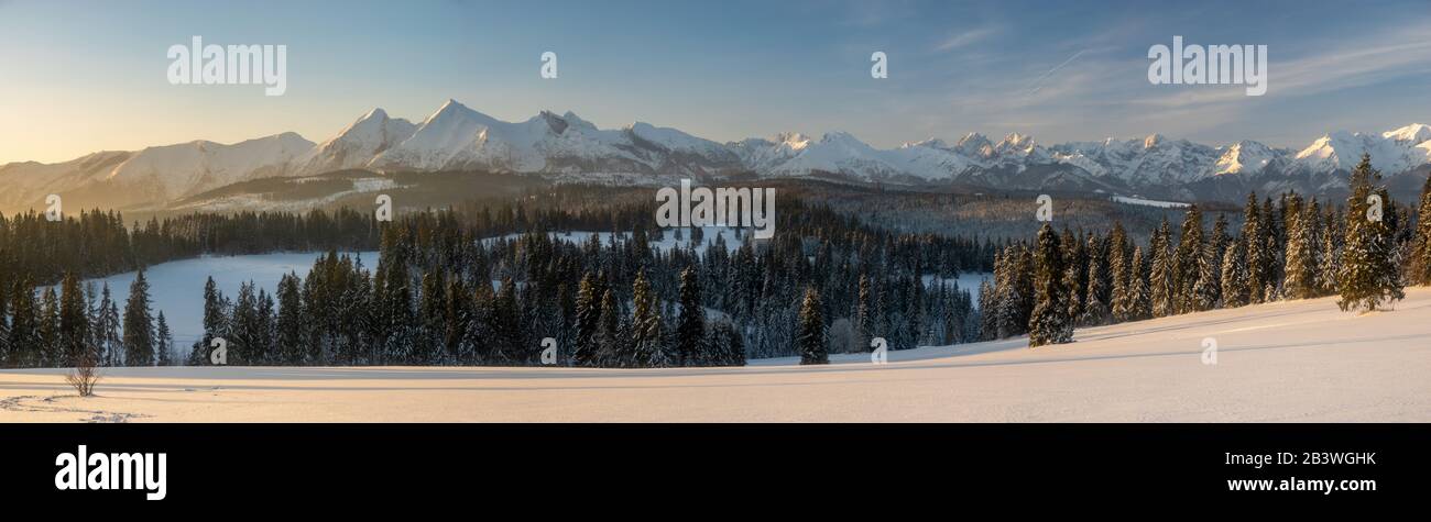 Winterpanorama der Berge im Licht der aufgehenden Sonne - Tatragebirge, Polen Stockfoto
