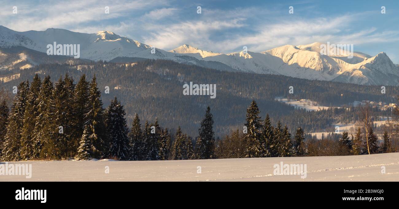 Winterpanorama der Berge im Licht der aufgehenden Sonne - Tatragebirge, Polen Stockfoto