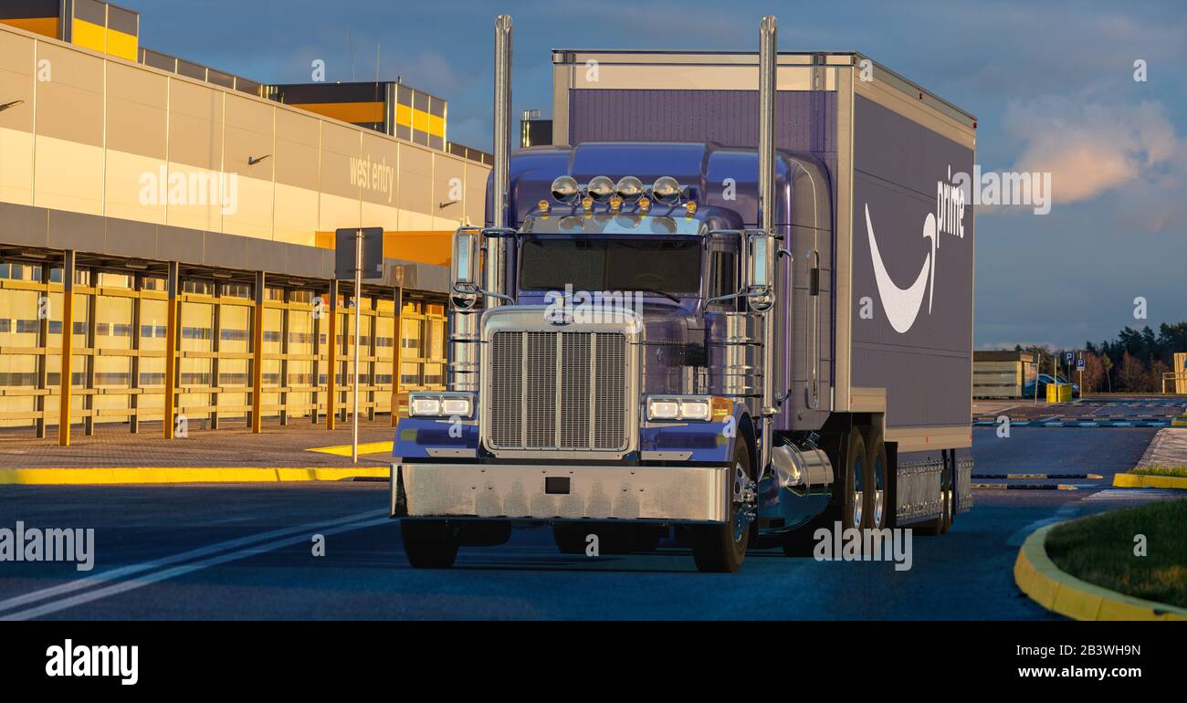 Amerikanischer Peterbilt Truck mit einem Sattelauflieger mit dem Amazon Prime Logo im Amazon Logistikzentrum Stockfoto