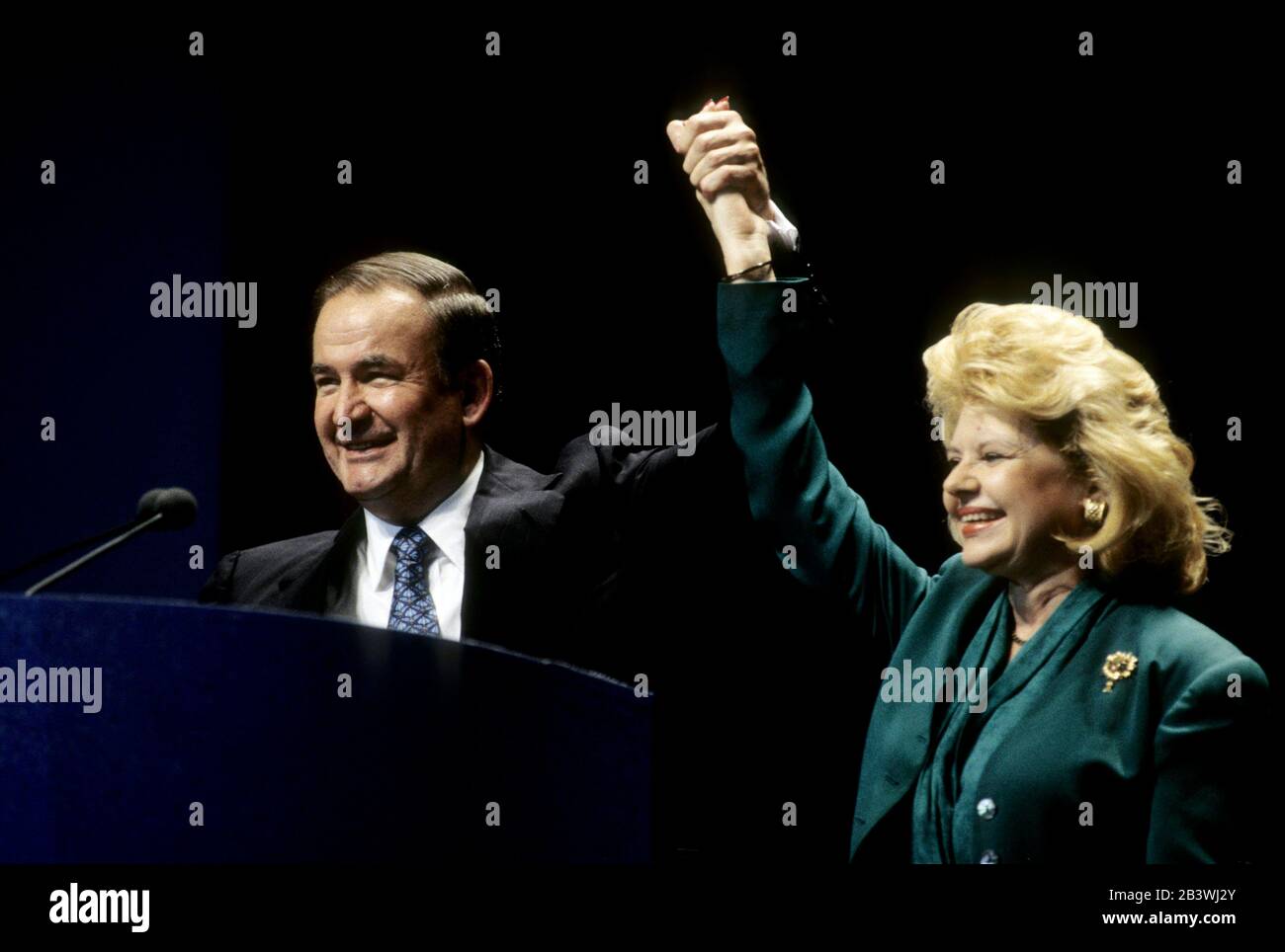 Dallas Texas USA, 1992: Der konservative Pat Buchanan spricht mit seiner Frau Shelley bei der Wahlkampfveranstaltung des unabhängigen Präsidentschaftskandidaten Ross Perot. ©Bob Daemmrich Stockfoto