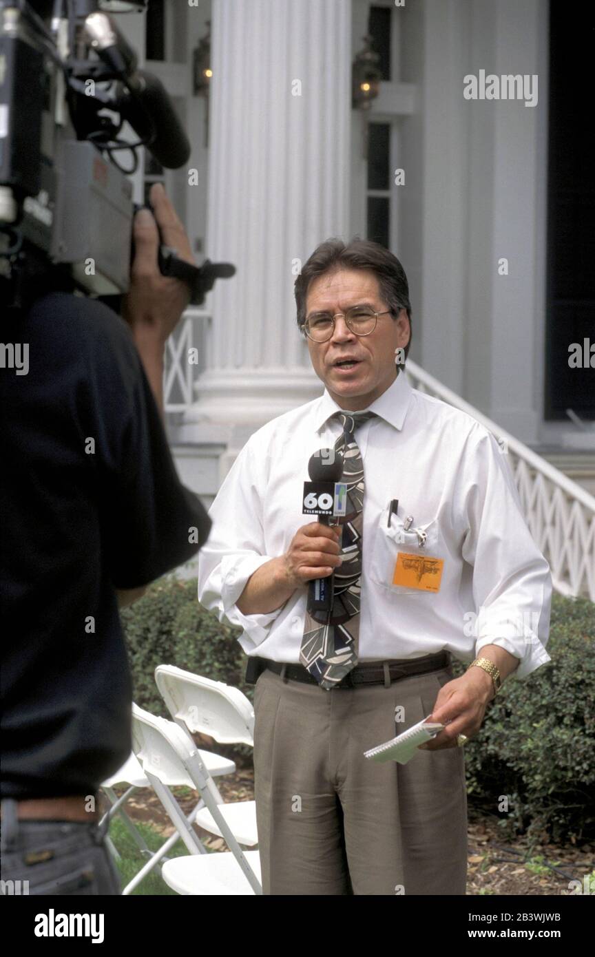 Austin, Texas, USA: Hispanischer TV-Reporter aus San Antonio berichtet live vor dem Landgut des Gouverneurs von Texas. ©Bob Daemmrich Stockfoto