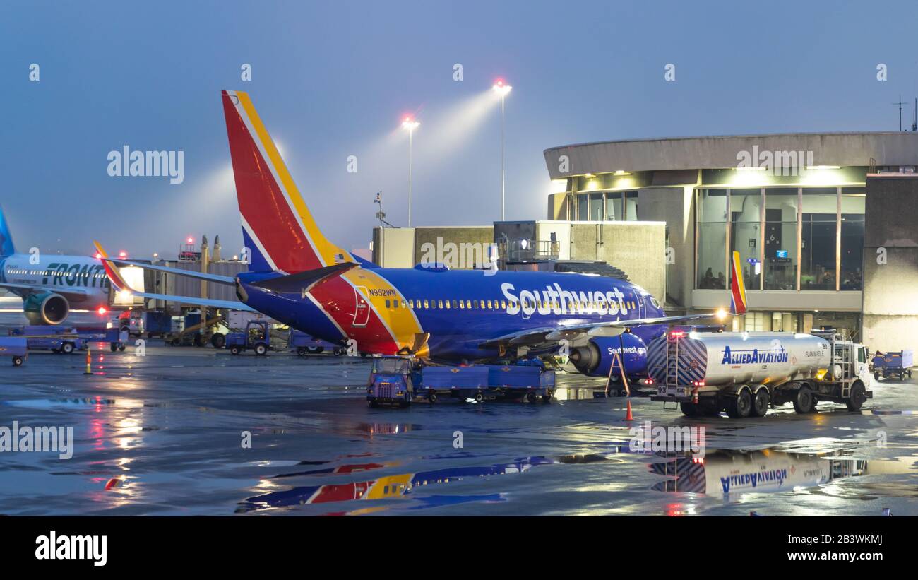 Southwest Airlines Boeing 737 bei Nacht gesehen, während an einem Gate am Ronald Reagan Washington National Airport (DCA). Stockfoto