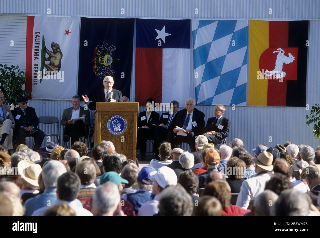 West Texas, USA 1997: Der Physiker der Universität Texas, Steven Weinberg, spricht über die Widmung des Hobby-Eberly-Teleskops der University of Texas. ©Bob Daemmrich Stockfoto