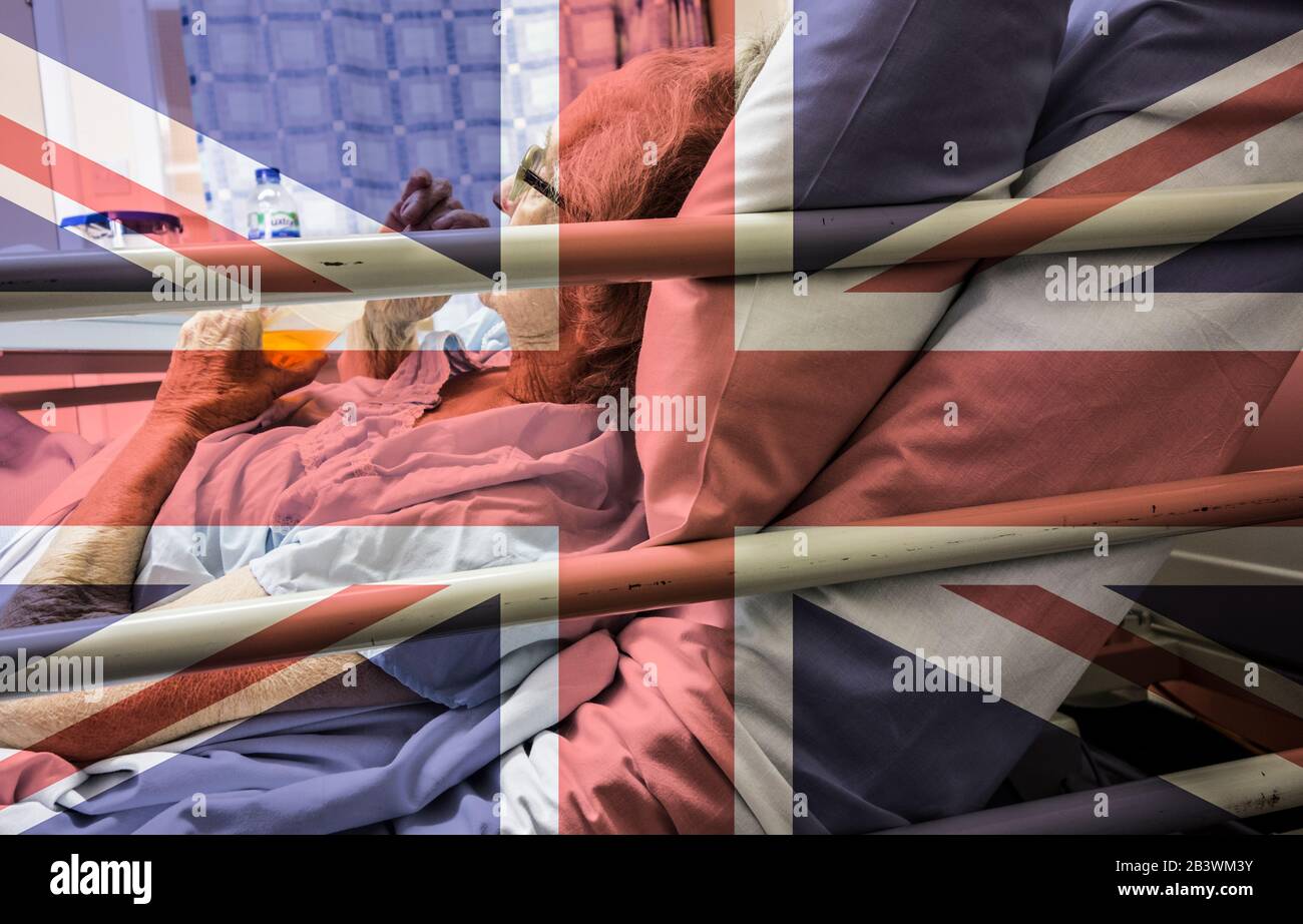 Ältere Patienten in ihren neunziger Jahren im Isolationsraum im NHS-Krankenhaus in England, Großbritannien. Flagge des Vereinigten Königreichs überlagert. Stockfoto