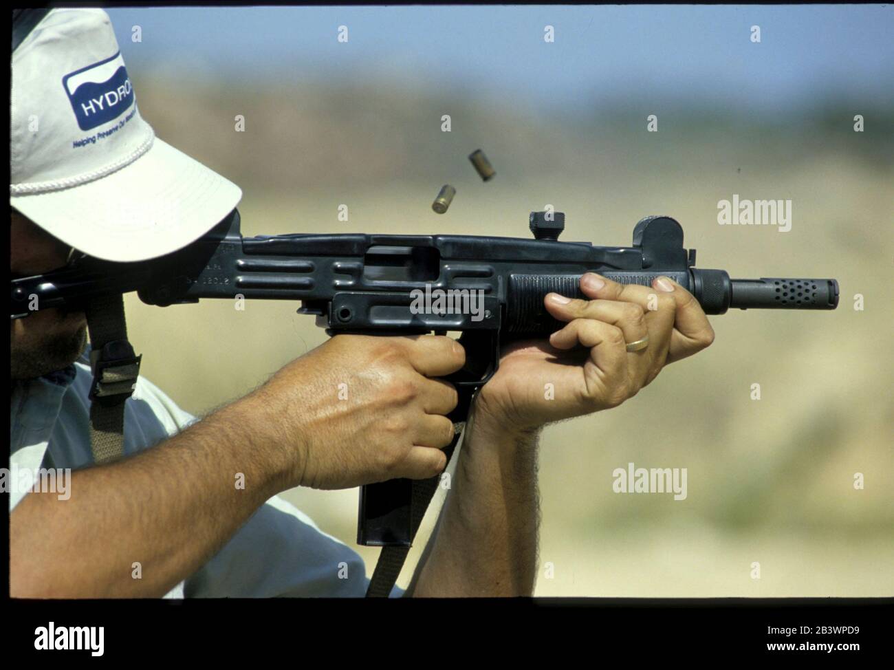 Austin Texas USA: Der Besitzer eines Amateurgewehrs schießt eine automatische Waffe auf einen Schießstand. ©Bob Daemmrich Stockfoto