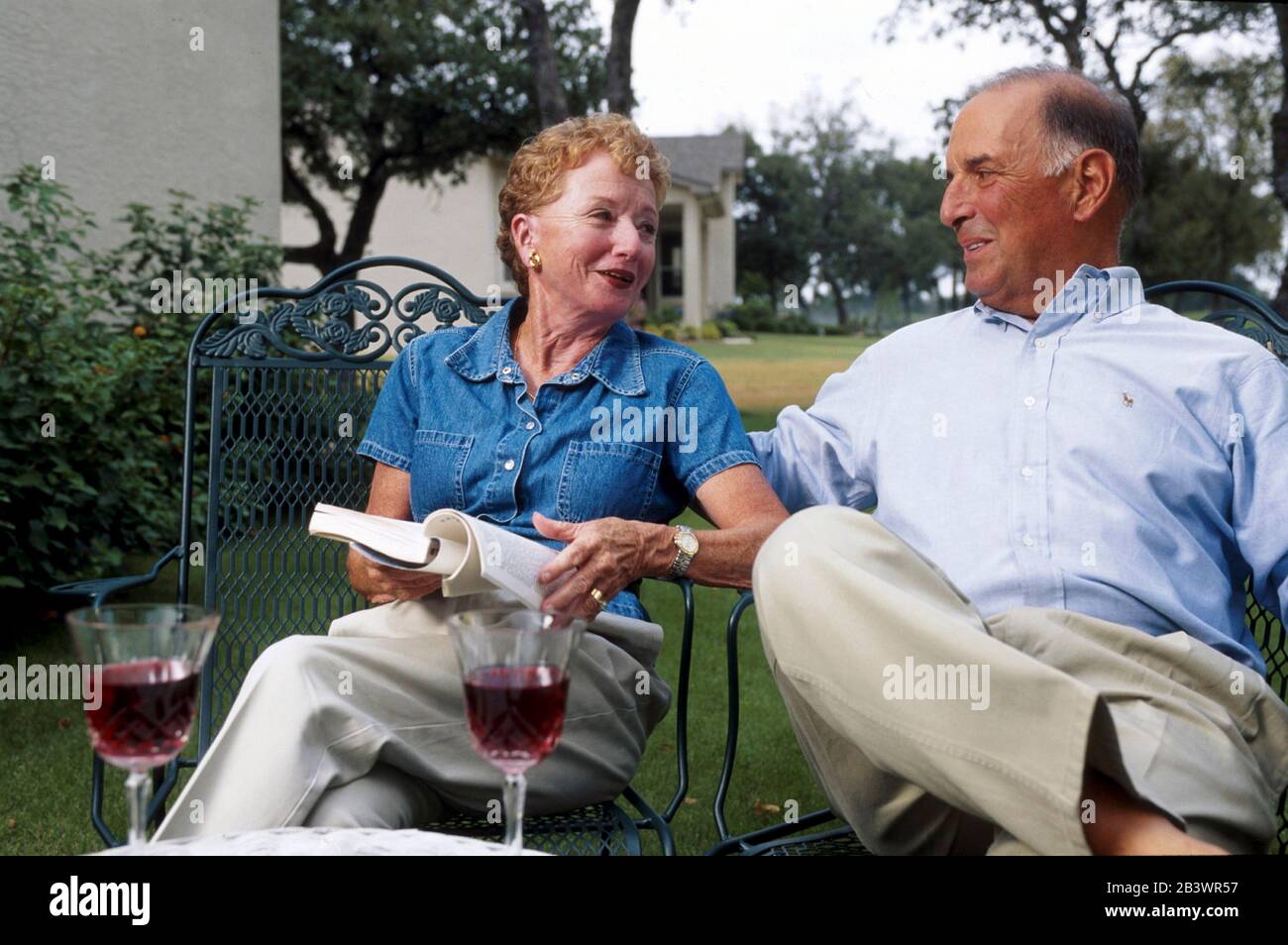 Georgetown Texas USA: Rentnerpaar entspannen sich in ihrem Hinterhof in Sun City Texas, einer großen, von Meistern geplanten Gemeinschaft für Menschen über 55 Jahren in der Nähe von Austin. ©Bob Daemmrich Stockfoto