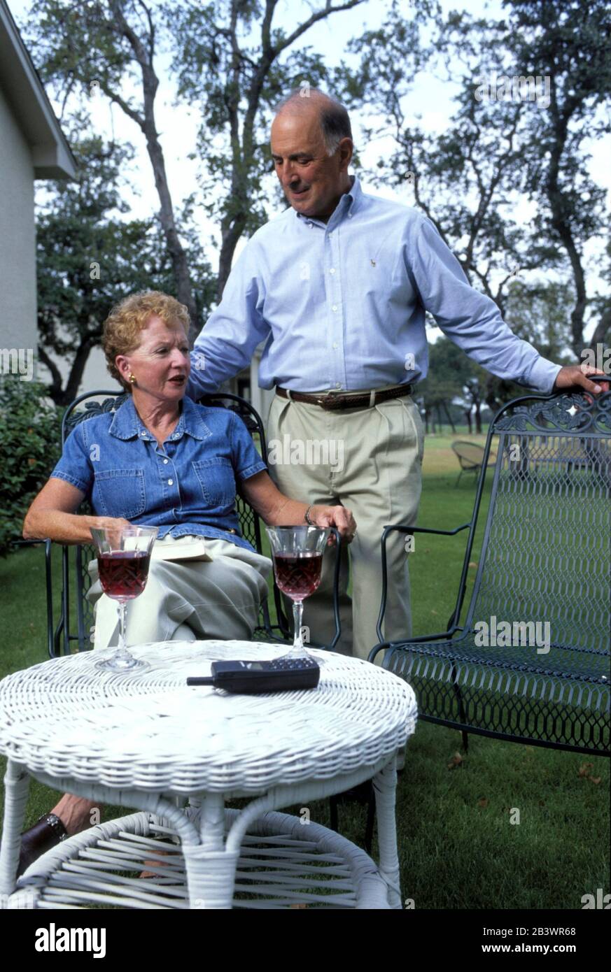 Georgetown Texas USA: Rentnerpaar entspannen sich in ihrem Hinterhof in Sun City Texas, einer großen, von Meistern geplanten Gemeinschaft für Menschen über 55 Jahren in der Nähe von Austin. ©Bob Daemmrich Stockfoto