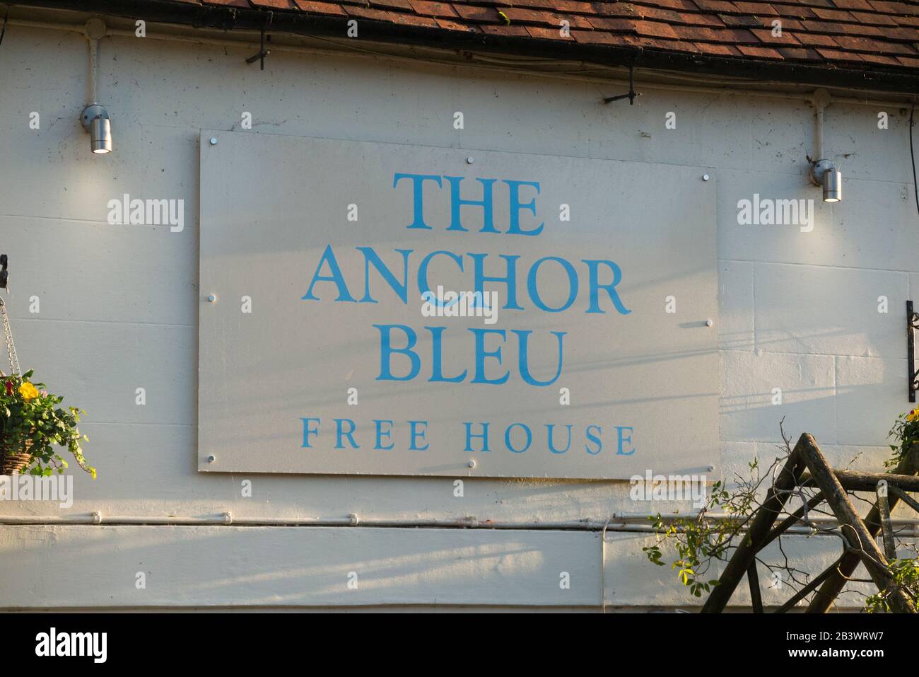 Schild außerhalb des Anchor Bleu - Englisch; The Blue Anchor - Pub/öffentliches Haus mit Schild an der High Street, Bosham, Chichester PO18 8LS. West Sussex. GROSSBRITANNIEN (114) Stockfoto