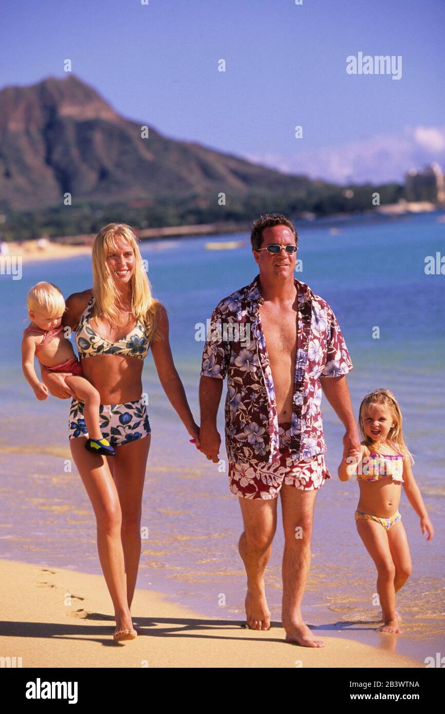 Familie am Strand von Honolulu, Hawaii, HERR: Ja Stockfoto