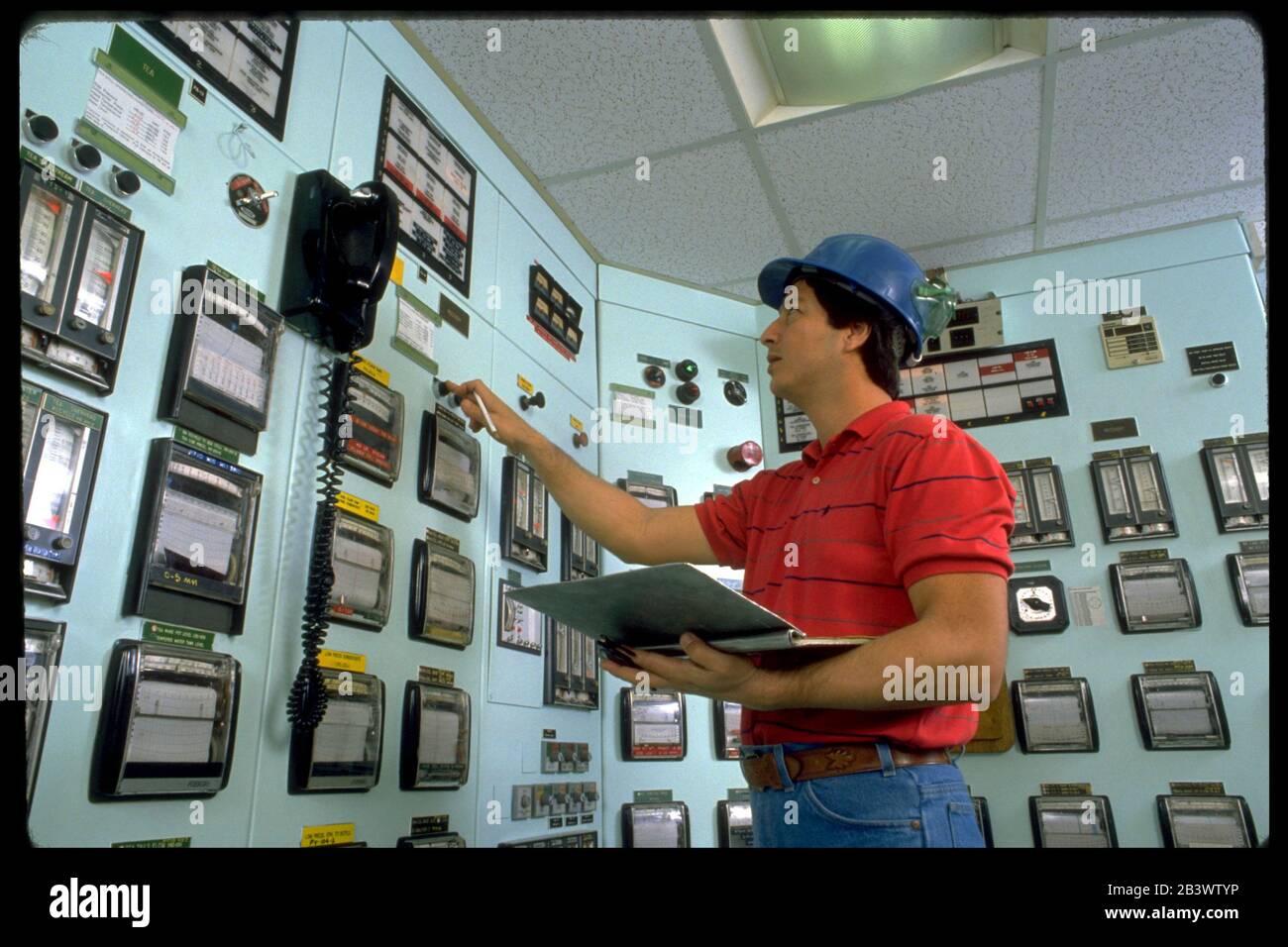 Seadrift, Texas, USA: Chemieingenieur im Kontrollraum im Werk Union Carbide chamical. ©Bob Daemmrich Stockfoto