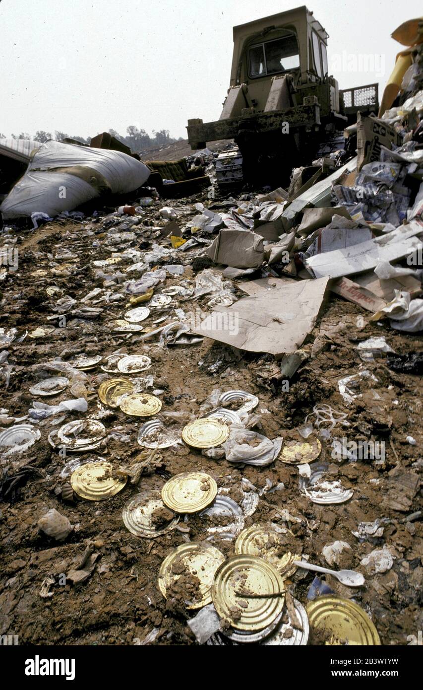 Marshall Texas USA: Bulldozer verteilt Müll auf regionaler Sanitärdeponie in Ost-Texas. ©Bob Daemmrich Stockfoto