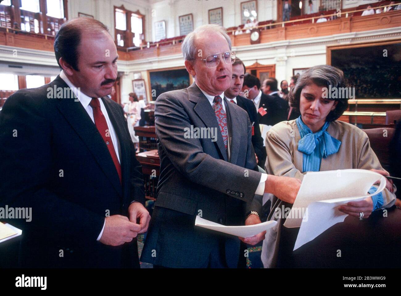 Austin Texas USA: Texanische Senatoren schauen während der Legislaturperiode auf der Senatsebene nach Gesetzesvorlagen. ©Bob Daemmrich Stockfoto