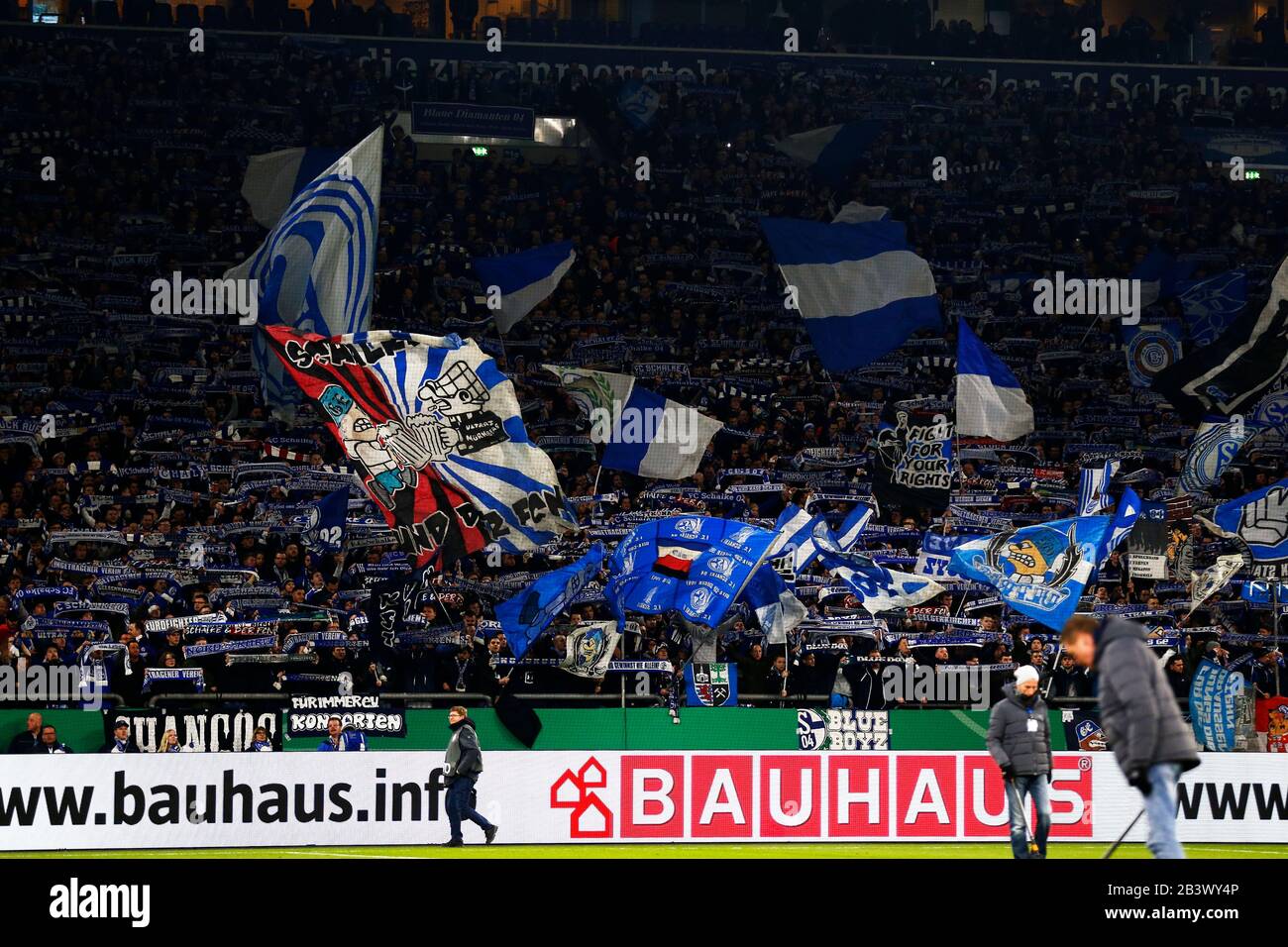 Gelsenkirchen, Deutschland. März 2020. Schalke 04 Fans Fußball/Fußball : Allgemeine Sicht der Fans von Schalke 04 während des deutschen 'DFB-Pokal' Viertelfinalspiels zwischen dem FC Schalke 04 0:1 FC Bayern München in der VELTINS-Arena in Gelsenkirchen. Credit: Mutsu Kawamori/AFLO/Alamy Live News Stockfoto