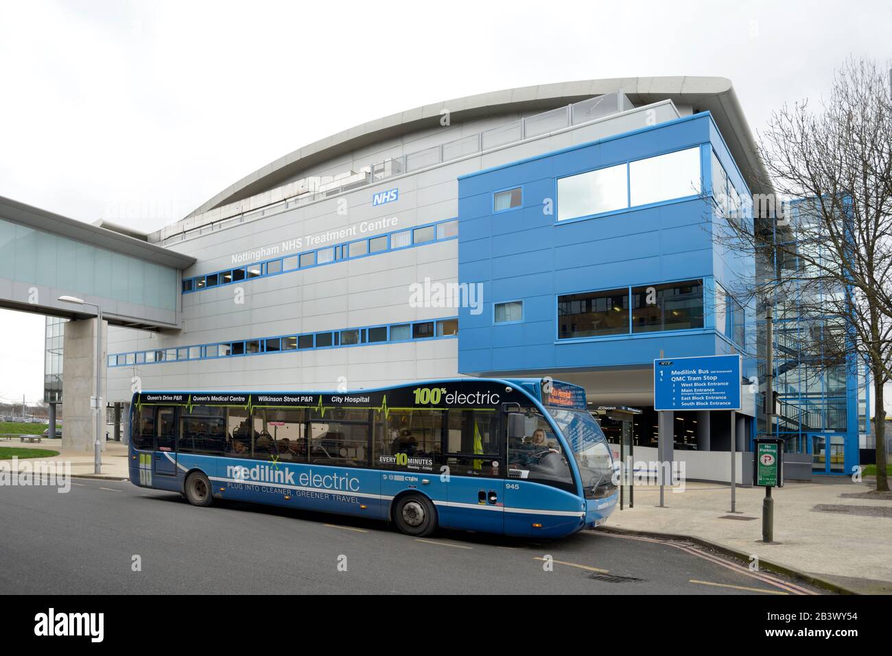 QMC, Treatment Center & Bushaltestelle, Nottingham. Stockfoto