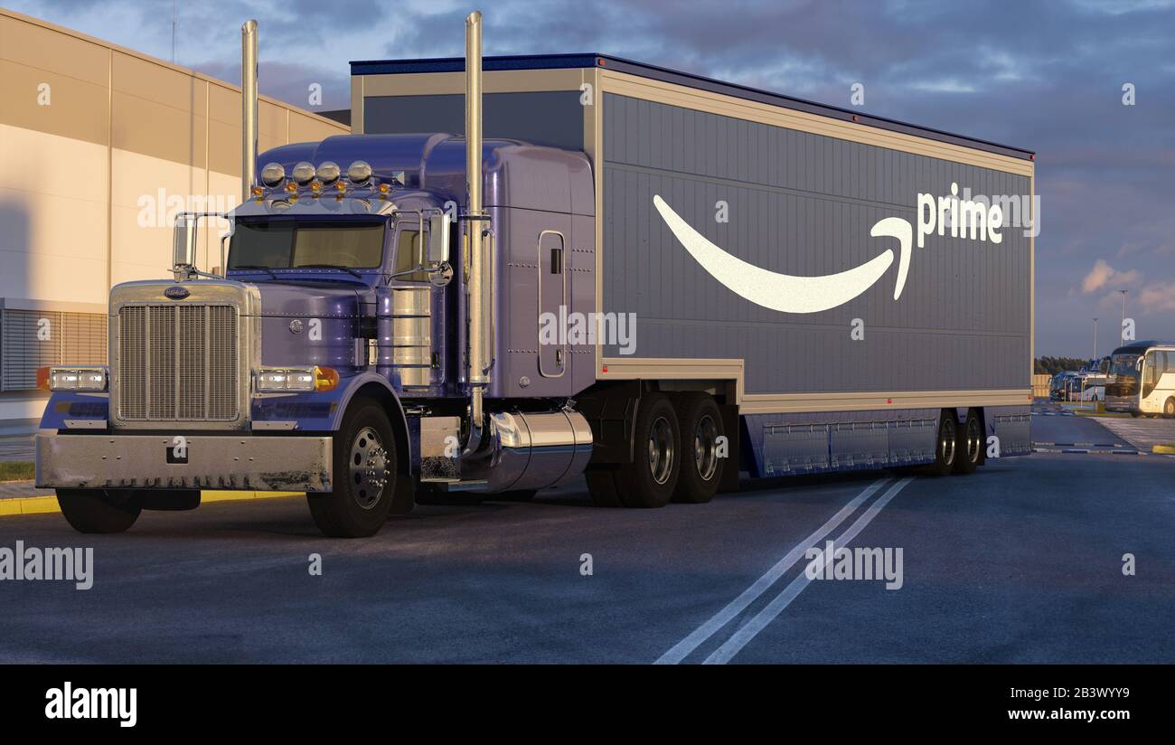 Amerikanischer Peterbilt Truck mit einem Sattelauflieger mit dem Amazon Prime Logo im Amazon Logistikzentrum Stockfoto