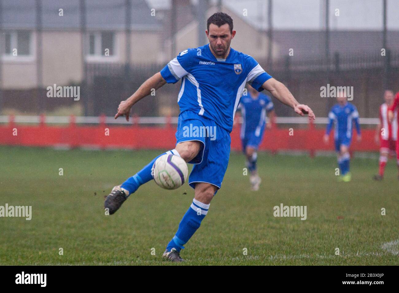 Jon Hood von Port Talbot Town im Einsatz gegen Afan Lido. Stockfoto