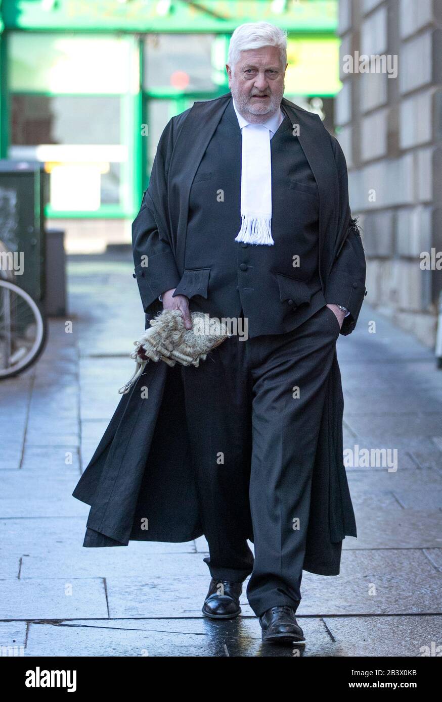 Gordon Jackson QC vor dem Edinburgh Sheriff Court. Stockfoto