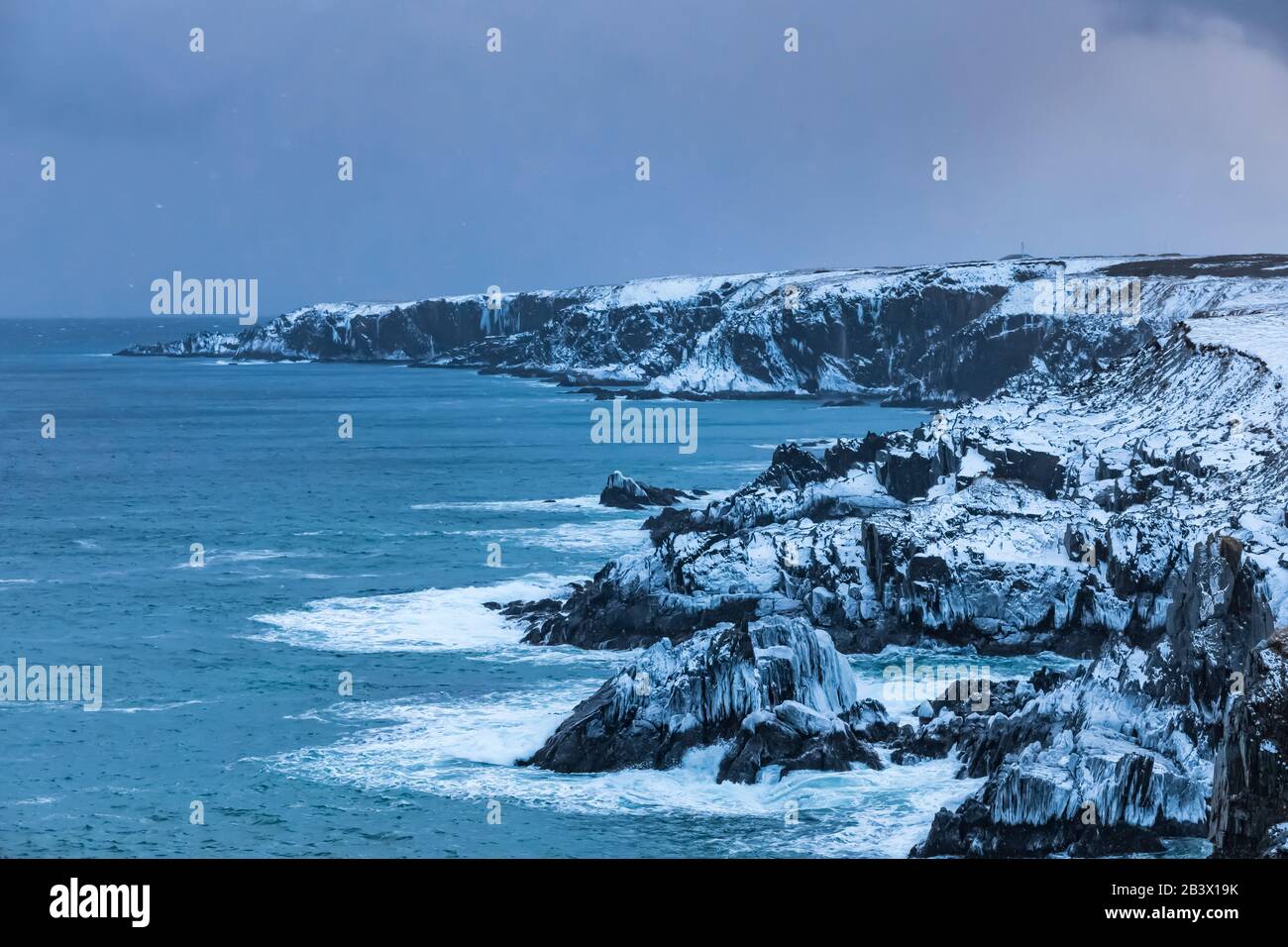 Eis auf den Felsen bei Cape Race auf der Avalon Peninsula, Neufundland, Kanada Stockfoto