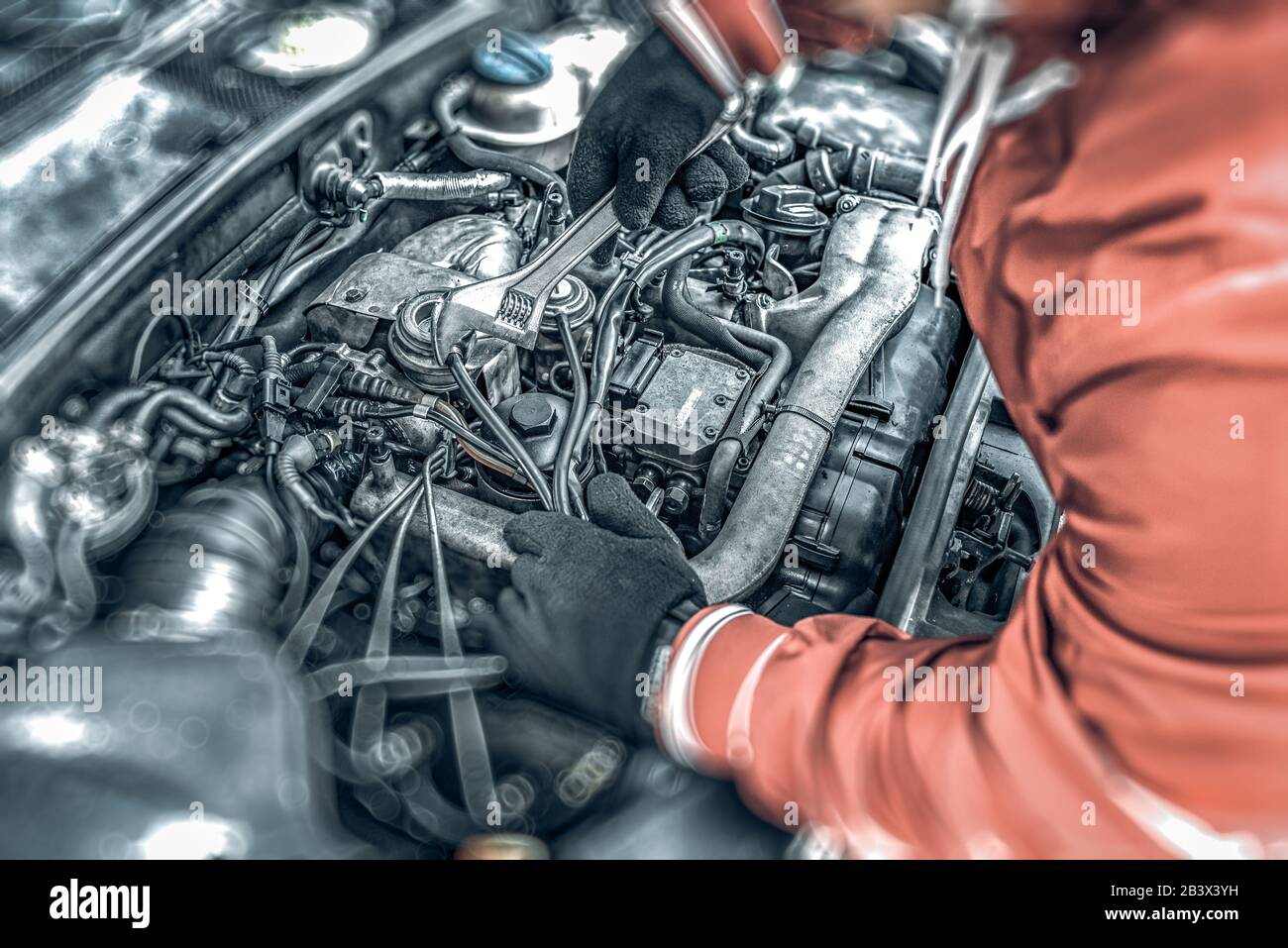 Zerlegter Motor eines alten Wagens. Automatische Reparatur. Stockfoto