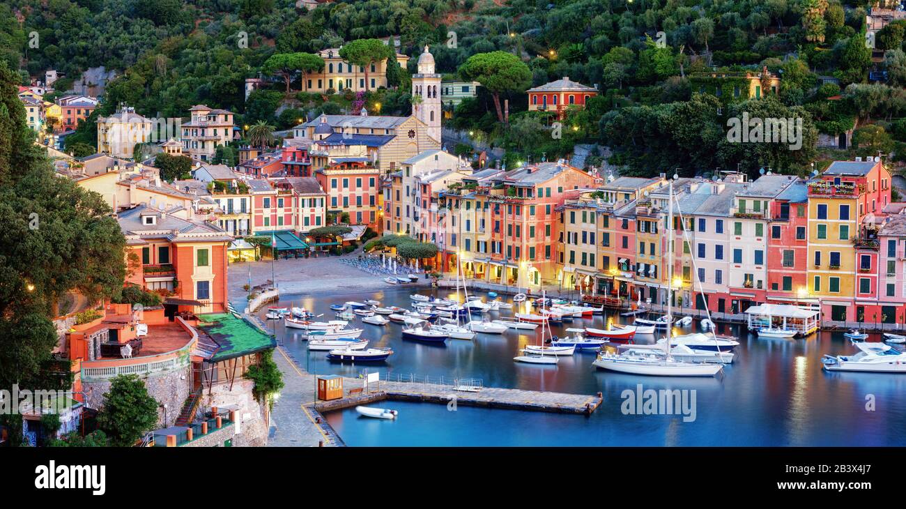 Der Panoramablick auf Portofino, Italien, ein malerisches Fischerdorf mit bunten Häusern und einem kleinen Hafen an der italienischen Riviera nahe der Stadt Genua, ist ein Pop Stockfoto