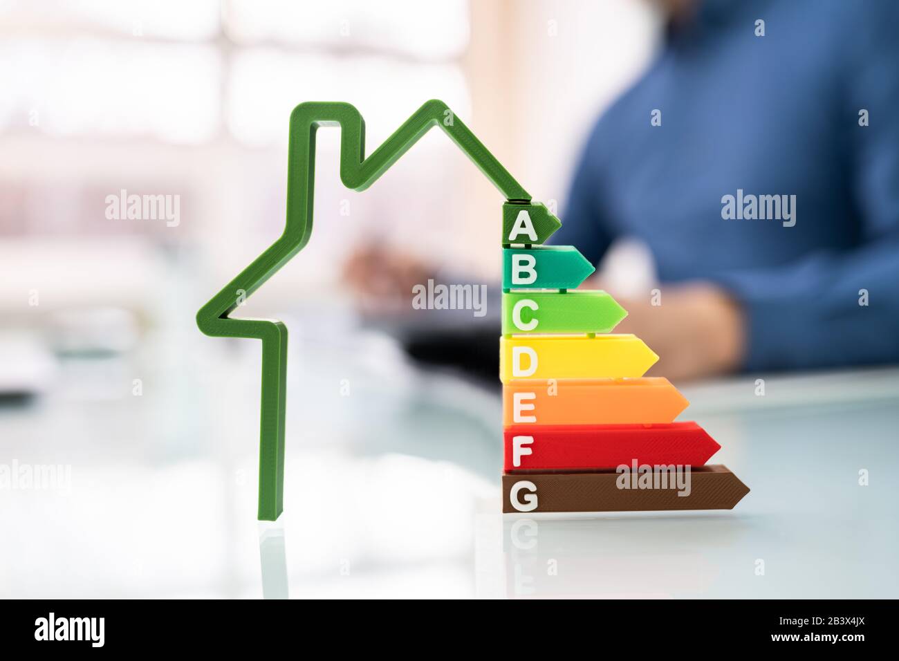 Zugeschnittenes Bild Von Geschäftsleuten, Die Die Energieeffizienz Im Büro Berechnen Stockfoto