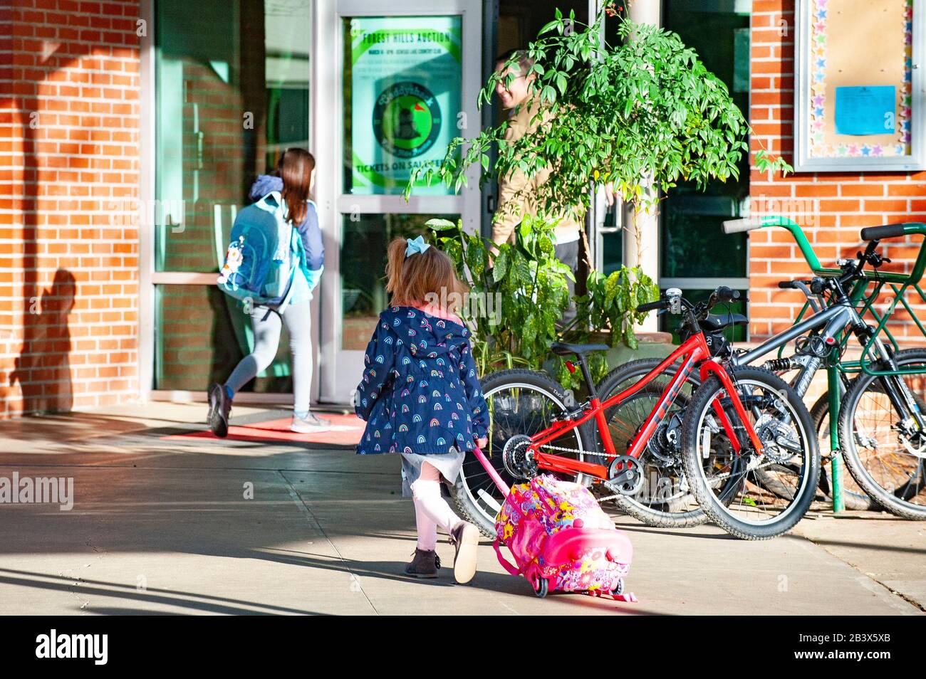 Lake Oswego, Oregon Schulbeamte öffnen die Forest Hills Elementary School wieder, nachdem sie seit letztem Freitag aufgrund eines positiven COVID-19-Tests auf einen Schulangestellten geschlossen wurden. Der Schulbezirk brachte ein spezialisiertes Reinigungsteam ein, das das Wochenende durcharbeitete. Eine Reinigung der Lake Oswego Schulen wird auf 100.000,00 US-Dollar geschätzt. Stockfoto