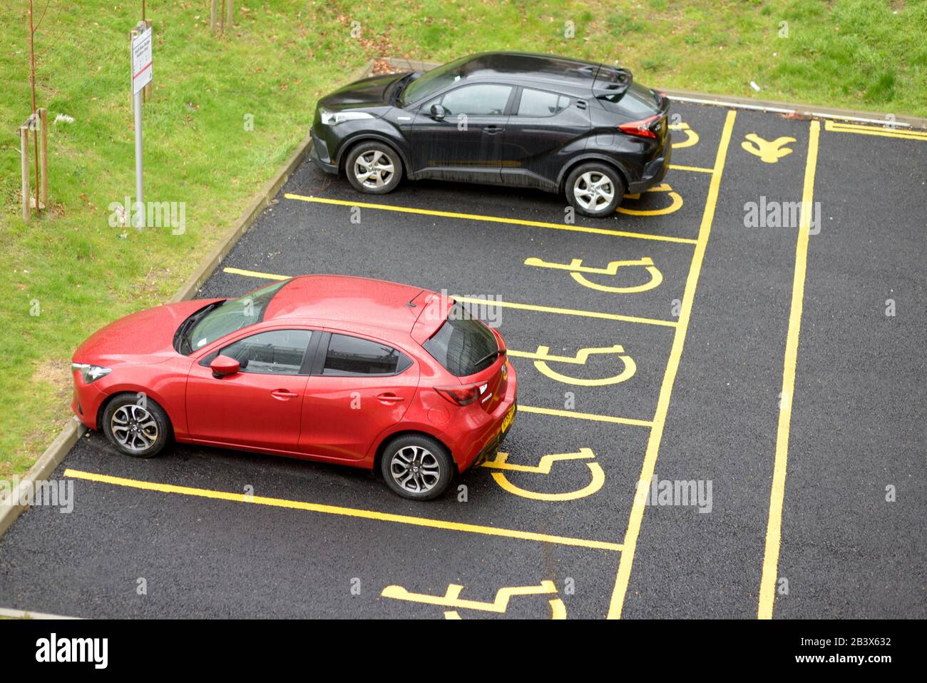 Frisch lackierte, behindertengerechte Parkplätze am QMC, Nottingham Stockfoto