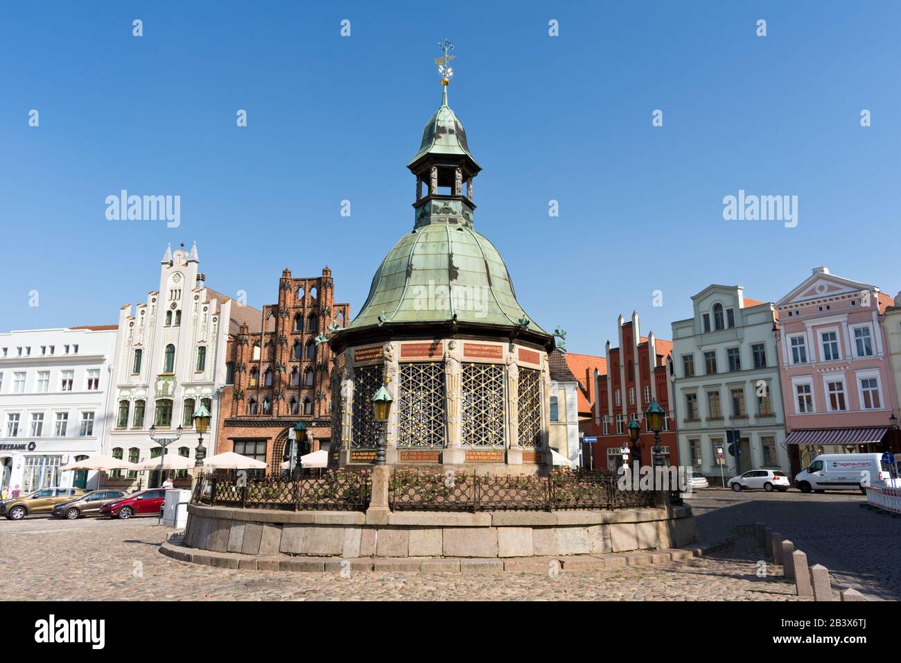Marktplatz mit dem Wahrzeichen Wasserwerk oder Wasserkunst, Hansestadt Wismar, Mecklenburg-Westvorland, Deutschland, Europa Stockfoto