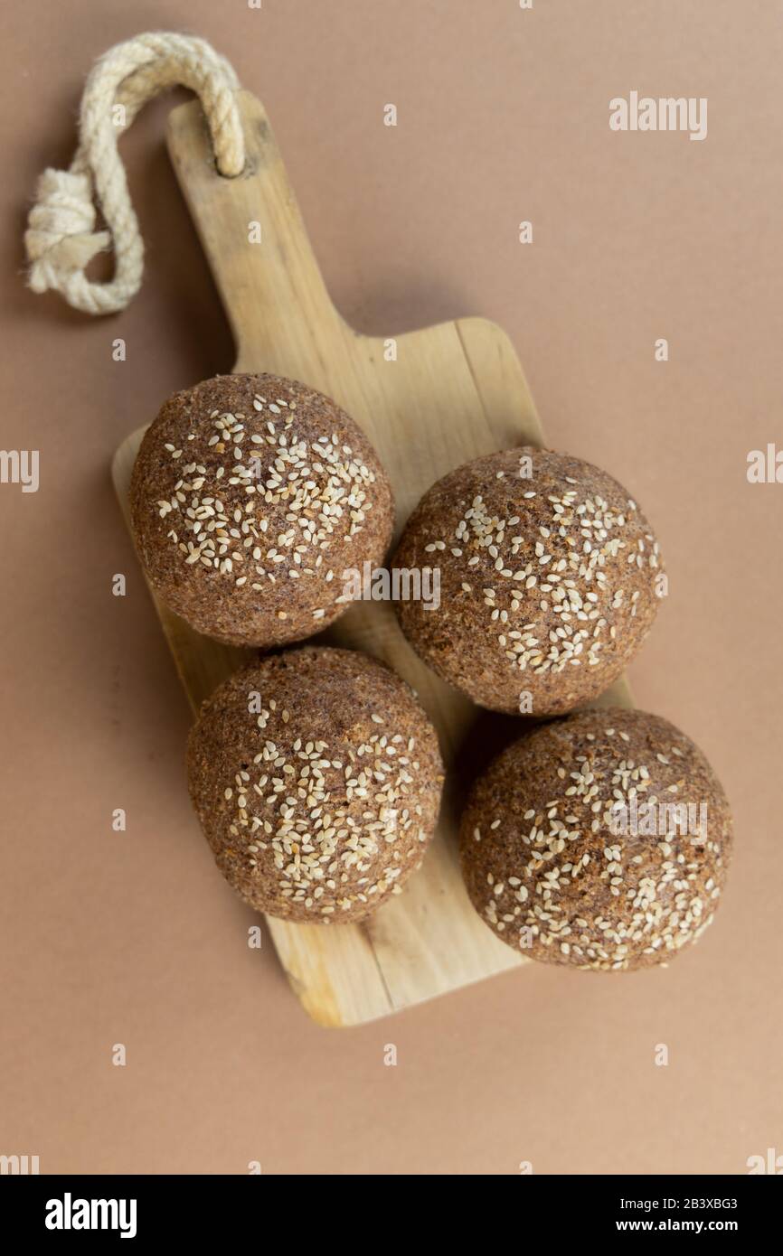 Ketobrot aus Mandelmehl und Psyllium auf handwerklichem Papierhintergrund. Paleo und intermittierende Fastendiät. Stockfoto